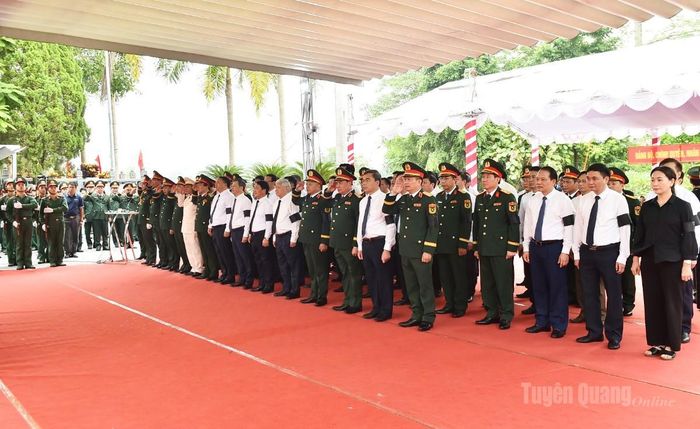 Các đại biểu thực hiện Lễ truy điệu các liệt sĩ tại Nghĩa trang Liệt sĩ Quốc gia Vị Xuyên.