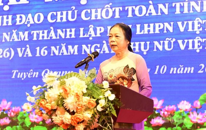 Đồng chí Trần Thị Bình, nguyên Ủy viên Ban Thường vụ Tỉnh ủy, nguyên Phó Chủ tịch HĐND tỉnh Hà Giang (trước hợp nhất) phát biểu tại buổi gặp mặt.