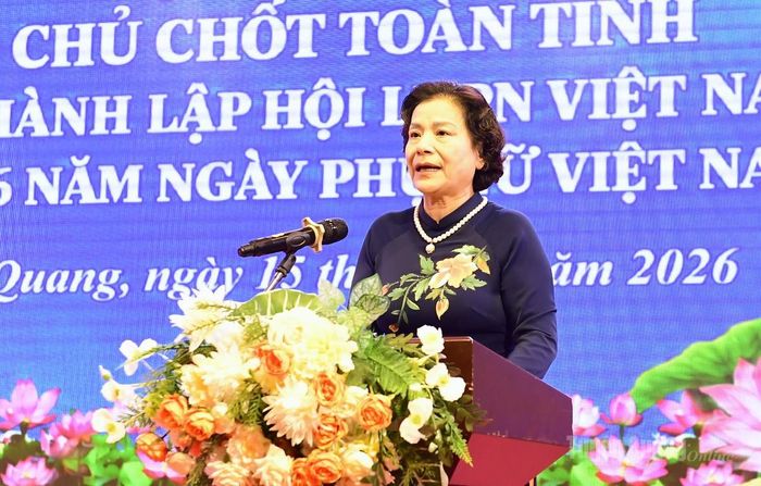 Đồng chí Vũ Thị Bích Việt, nguyên Ủy viên Ban Thường vụ Tỉnh ủy, nguyên Phó Chủ tịch UBND tỉnh, Chủ tịch Hội Khuyến học tỉnh phát biểu tại buổi gặp mặt.