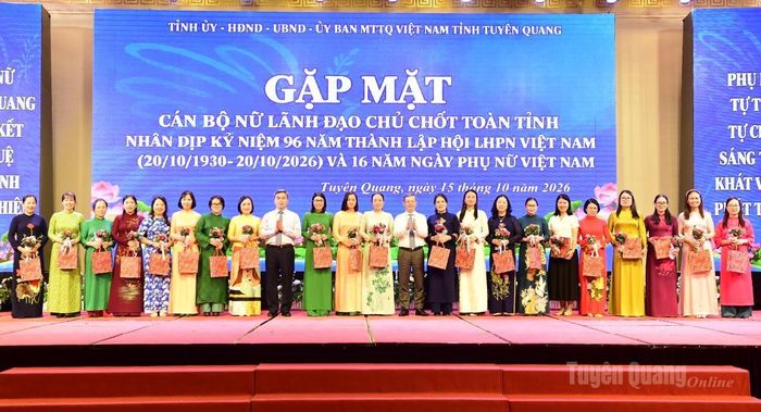 Các đồng chí Phó Bí thư Tỉnh ủy tặng hoa cho các nữ lãnh đạo các sở, ban, ngành.