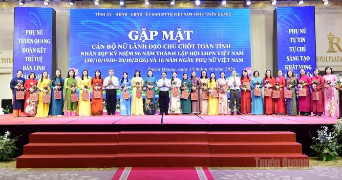 Đồng chí Bí thư Tỉnh ủy Hầu A Lềnh và các đồng chí Phó Bí thư Tỉnh ủy tặng hoa cho các nữ đại biểu các sở, ngành của tỉnh.