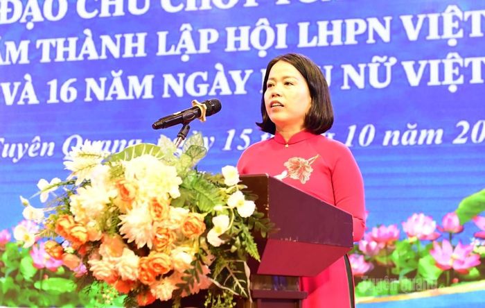 Đồng chí Lý Thị Lan, Ủy viên Ban Thường vụ Tỉnh ủy, Phó Trưởng Đoàn đại biểu Quốc hội chuyên trách khóa XVI tỉnh phát biểu tại buổi gặp mặt.