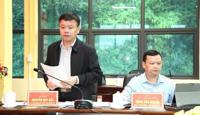 Đồng chí Nguyễn Huy Sắc, Bí thư Đảng ủy, Chủ tịch HĐND xã Sơn Vĩ báo cáo kết quả xây dựng Đảng với đoàn công tác.