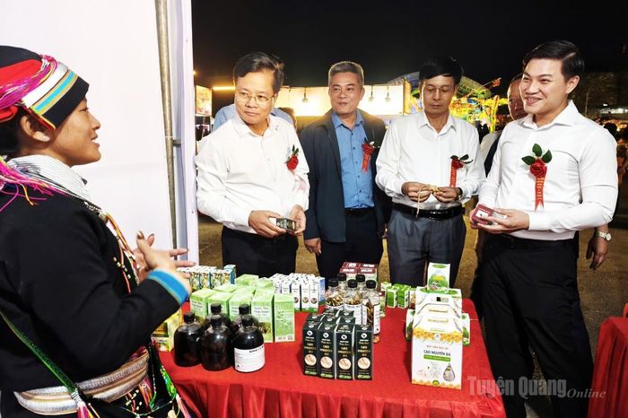 Trưởng ban Tổ chức Tỉnh uỷ Trần Quang Minh tham quan các gian hàng trưng bày sản phẩm OCOP tiêu biểu của xã Quản Bạ.