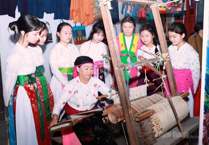 Trình diễn dệt vải lanh tại chương trình.