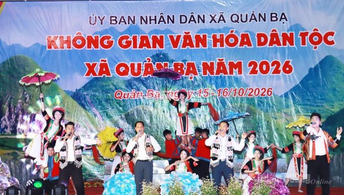 Tiết mục văn nghệ đặc sắc tại lễ khai mạc.