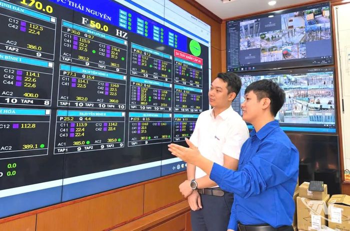 Anh Dương Hùng Linh, Bí thư Chi đoàn Cơ quan Công ty Điện lực Thái Nguyên (áo xanh) trao đổi về chuyển đổi số tại đơn vị.