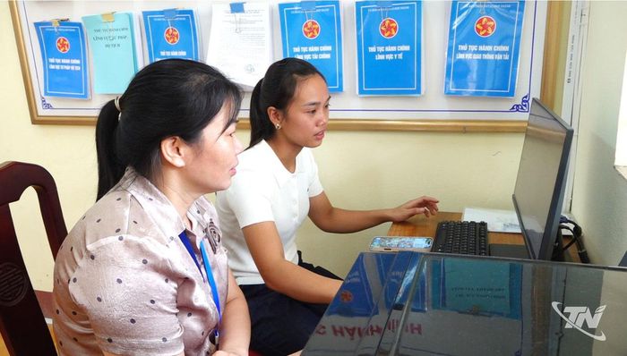 Cán bộ công chức, viên chức xã Hợp Thành chủ động ứng dụng công nghệ thông tin trong giải quyết các thủ tục hành chính.