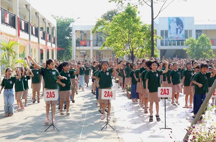 Học sinh Trường Tiểu học Quan Triều thực hiện bài nhảy Flashmob.