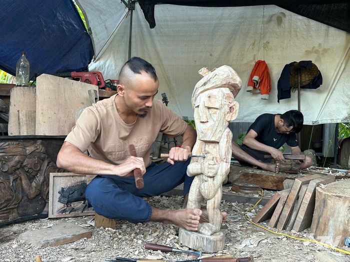 Anh Hà Văn Đại ở phường Bắc Kạn phát triển nghề điêu khắc gỗ.