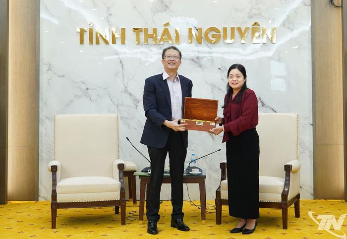 Đồng chí Phó Chủ tịch UBND tỉnh Thái Nguyên Nguyễn Thị Loan tặng quà lưu niệm Đoàn công tác của Đài Loan.