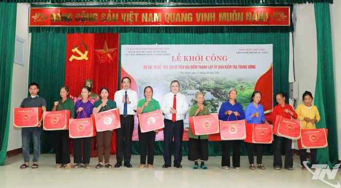 Đồng chí Bí thư Tỉnh ủy Thái Nguyên và lãnh đạo Ủy ban Kiểm tra Trung ương trao quà cho hộ nghèo xã Phú Đình.