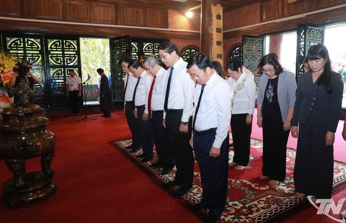 Đoàn đại biểu thành kính tưởng niệm Chủ tịch Hồ Chí Minh.