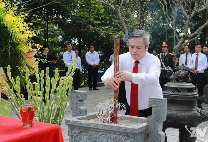 Đồng chí Trần Tiến Hưng, Ủy viên Trung ương Đảng, Phó Chủ nhiệm Thường trực Ủy ban Kiểm tra Trung ương, dâng hương tại Di tích.