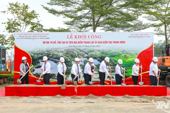 Các đại biểu thực hiện nghi thức khởi công Dự án.