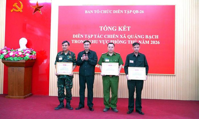 Ban Tổ chức diễn tập xã Quảng Bạch khen thưởng 3 tập thể có thành tích xuất sắc trong diễn tập.