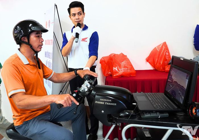 Người dân được nhân viên Công ty Honda hướng dẫn đi mô phỏng tình huống.