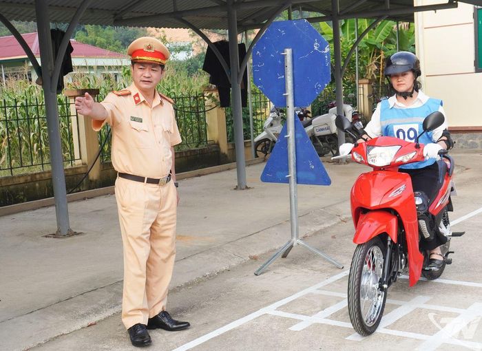 Thực hành kỹ năng lái xe trên bài thi tình huống dành cho người thi giấy phép lái xe hạng A1.