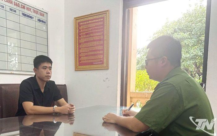 Cán bộ Công an lấy lời khai của Lã Hoàng Sơn.