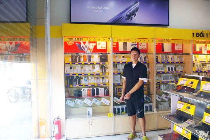 Vị trí Lã Hoàng Sơn đập vỡ 2 tủ kính để lấy điện thoại.