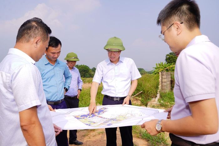 Đồng chí Phó Chủ tịch UBND tỉnh kiểm tra tiến độ giải phóng mặt bằng Dự án Khu tái định cư số 2 Cao Ngạn, phường Linh Sơn.