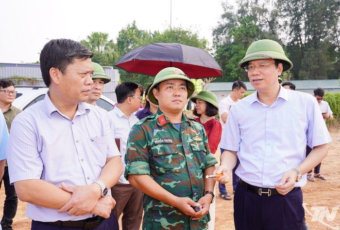 Đồng chí Phó Chủ tịch UBND tỉnh chỉ đạo Trung tâm Phát triển quỹ đất khu vực 1 phối hợp với phường Phan Đình Phùng tháo gỡ vướng mắc về giải phóng mặt bằng, đẩy nhanh tiến độ Dự án xây dựng tuyến đê Hữu Cầu.