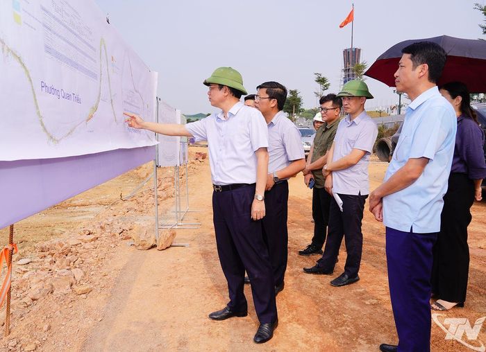 Đồng chí Phó Chủ tịch UBND tỉnh kiểm tra tiến độ Dự án xây dựng tuyến đê Hữu Cầu, đoạn từ cầu Cao Ngạn đến đập Thác Huống.