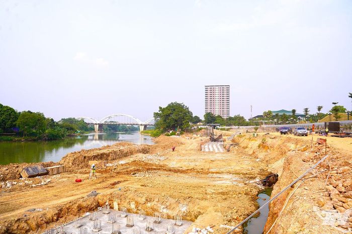 Đơn vị thi công đang tập trung tối đa máy móc, nhân lực đẩy nhanh tiến độ Dự án xây dựng tuyến đê Hữu Cầu.