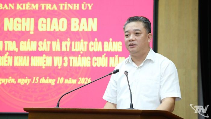 Đồng chí Bùi Thanh Hải, Phó Chủ nhiệm Thường trực Ủy ban Kiểm tra Tỉnh ủy, trình bày báo cáo kết quả công tác kiểm tra, giám sát 9 tháng năm 2026.