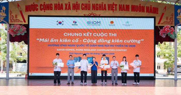 Đại diện Dự án trao giải cho các trường đạt thành tích cao trong Cuộc thi “Mái ấm kiên cố – Cộng đồng kiên cường: Gia đình và cộng đồng chung tay phòng, chống thiên tai và thích ứng với biến đổi khí hậu”.