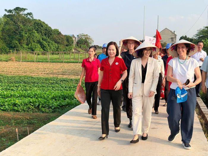 Dự án góp phần xây dựng tuyến đường bê tông, hỗ trợ việc đi lại cho người dân tại phường Linh Sơn.
