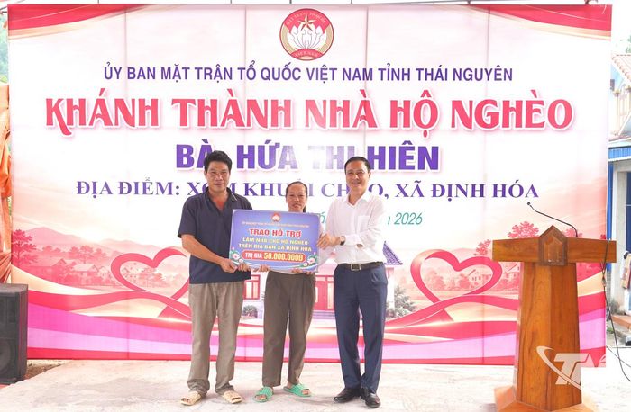 Đồng chí Vũ Duy Hoàng trao kinh phí hỗ trợ xóa nhà tạm cho gia đình bà Hứa Thị Hiên, xóm Khuổi Chao.