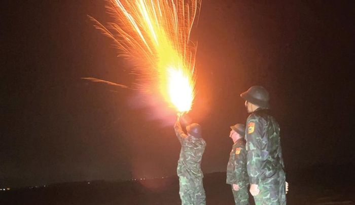 Bộ đội biên phòng bắn pháo sáng kêu gọi tàu thuyền ngư dân vào bờ trước bão.