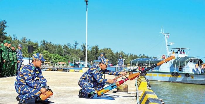 Một tình huống cứu hộ, cứu nạn trong buổi tập huấn.