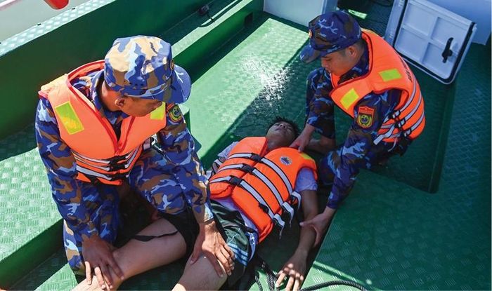 Thực hành tình huống cấp cứu người bị nạn trên biển.