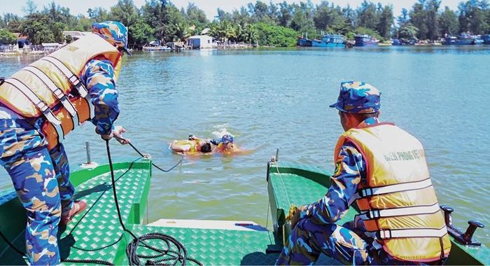 Học viên thực hành tình huống cứu người bị rơi xuống nước.