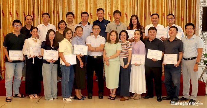 Trao chứng nhận cho các học viên hoàn thành khóa bồi dưỡng.