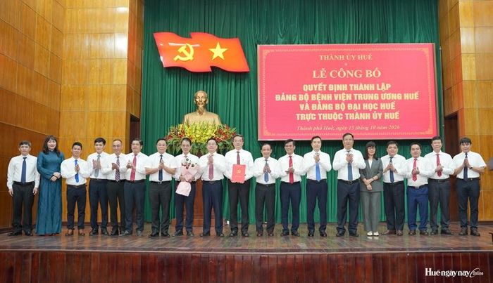  Thường trực Thành ủy trao quyết định thành lập Đảng bộ Đại học Huế.