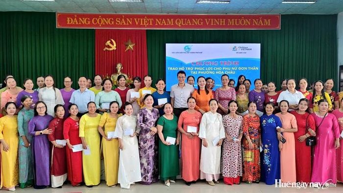 Trao quà hỗ trợ cho 69 phụ nữ đơn thân tại phường Hóa Châu