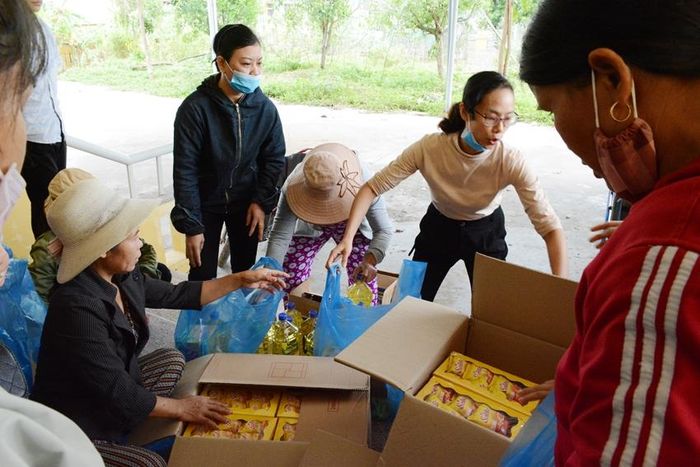 Báo Thừa Thiên Huế (nay là Huế ngày nay) chuyển hàng cứu trợ của bạn đọc đến vùng ngập lụt Hương Thủy (cũ). 