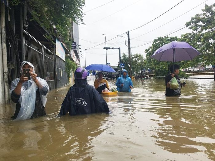  Mùa lụt hàng năm, nhiều con đường ở Huế đều bị ngập, có nơi ngập nặng, dài ngày.