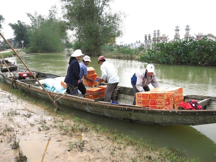 Chuyển hàng cứu trợ về vùng sâu. 
