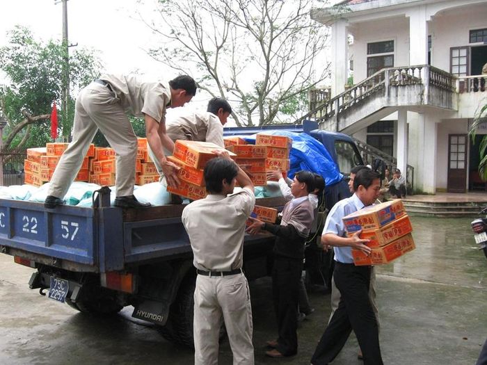 Hàng cứu trợ về với vùng trũng Quảng Điền (cũ) .