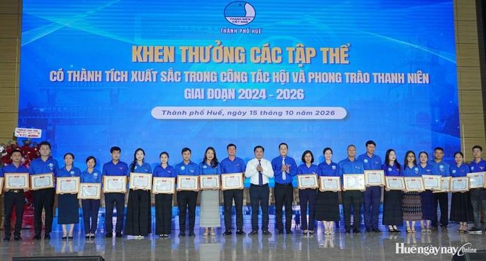 Phó Bí thư Thành ủy Nguyễn Chí Tài (áo trắng) trao bằng khen cho các tập thể được tuyên dương trong chương trình “Thanh niên Huế - Khát vọng cống hiến”. 