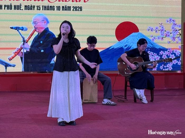  Các bạn sinh viên biểu diễn tại chương trình
