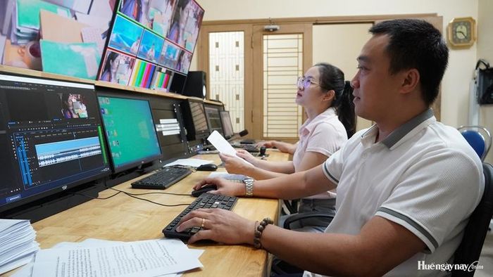 Sản xuất chương trình thời sự tại Báo và Phát thanh, Truyền hình Huế. 