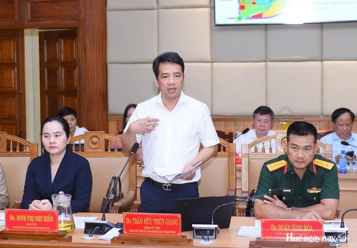 Phó Chủ tịch UBND thành phố Trần Hữu Thùy Giang trao đổi tại buổi làm việc.