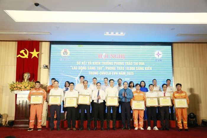 Công đoàn EVNNPT đề xuất Công đoàn ĐLVN biểu dương, khen thưởng các cá nhân EVNNPT xuất sắc trong phong trào thi đua “Lao động sáng tạo”, “10.000 sáng kiến trong EVN” 