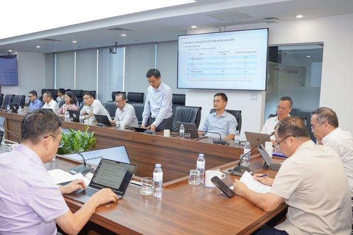 Ông Ngô Sinh Nghĩa, Phó Tổng giám đốc EVNGENCO1, trình bày báo cáo tại buổi làm việc