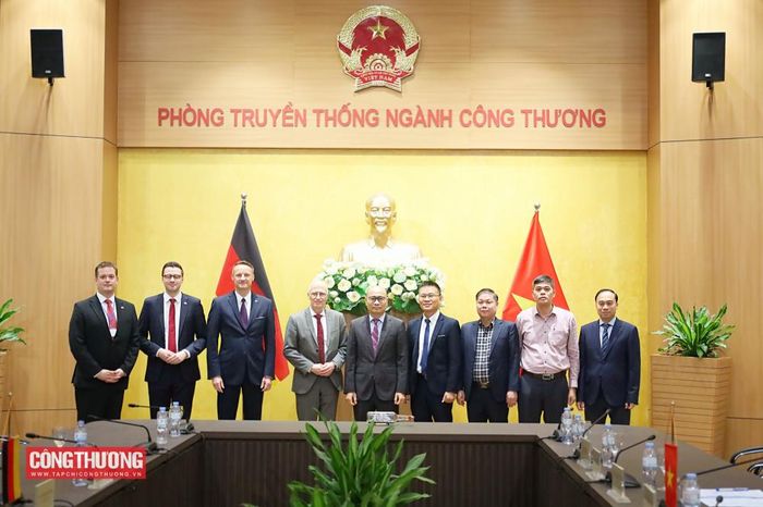 Thứ trưởng Lương Hoàng Thái chụp hình lưu niệm cùng Thị trưởng Peter Tschentscher